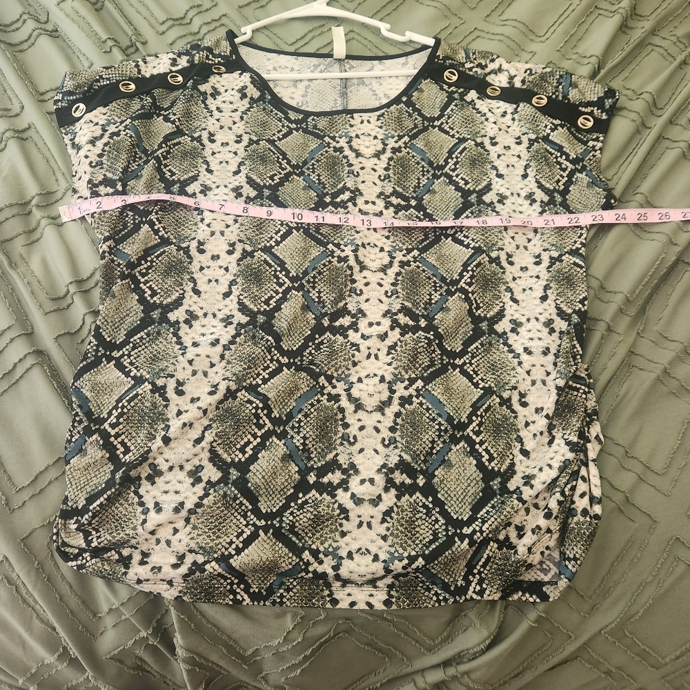 Per Seption Concept green and black snake print blouse. Size XL. - Picture 10 of 10